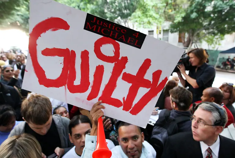 2011-11-07T213624Z-01-LUC13-RTRMDNP-3-PEOPLE-MICHAELJACKSON-VERDICT-JPG3470809519728010861