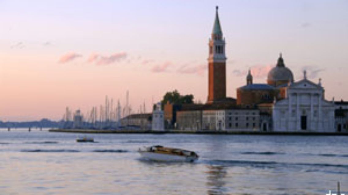 Im Morgenlicht liegt die Kirche San Giorgio Maggiore auf der gleichnamigen Insel im Süden von Venedig.