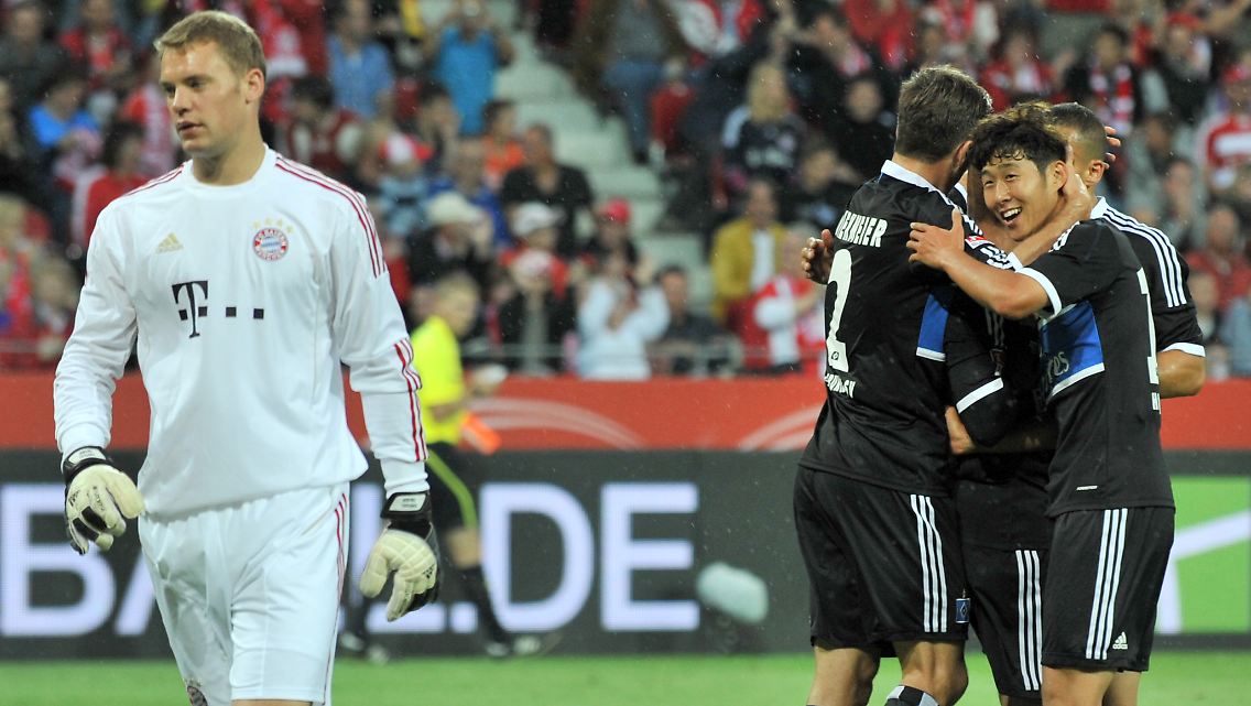 Wenig amüsiert: Bayerns Torhüter Manuel Neuer nach seinem Fehler, den die Hamburger zum 1:0 nutzten.