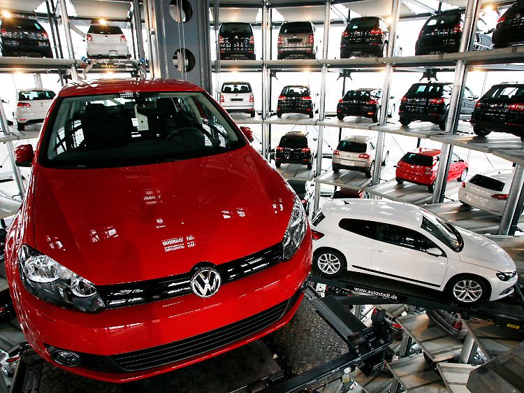 Animiniert von der Bundesregierung haben sich die Deutschen bis Mitte Juni fast 28.000 Pkw vom Typ VW Golf (hier in rot ein Golf 6) angeschafft.