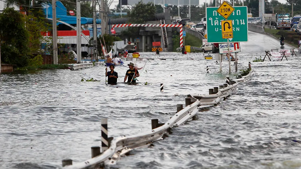 2011-10-25T160713Z-01-BAN11-RTRMDNP-3-THAILAND-FLOODS-JPG8391548702220715311