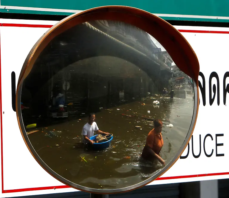 2011-10-24T100233Z-01-BAN18-RTRMDNP-3-THAILAND-FLOODS-JPG6914774416889033603