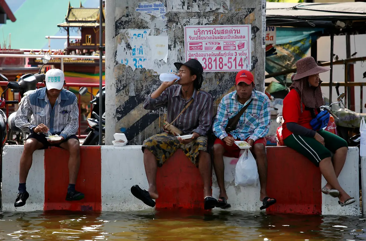 2011-10-24T101038Z-01-DSB20-RTRMDNP-3-THAILAND-FLOODS-JPG7605912004370278227