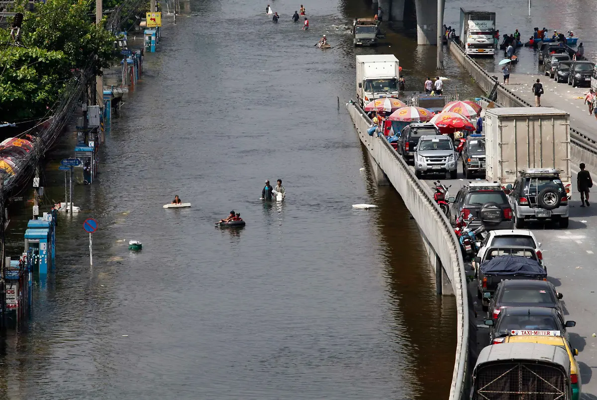 2011-10-24T060733Z-01-BAZ06-RTRMDNP-3-THAILAND-FLOODS-JPG2921213846173913434