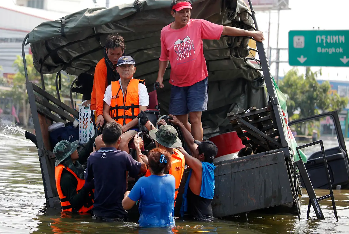 2011-10-24T094947Z-01-DSB05-RTRMDNP-3-THAILAND-FLOODS-JPG5317535300395953676