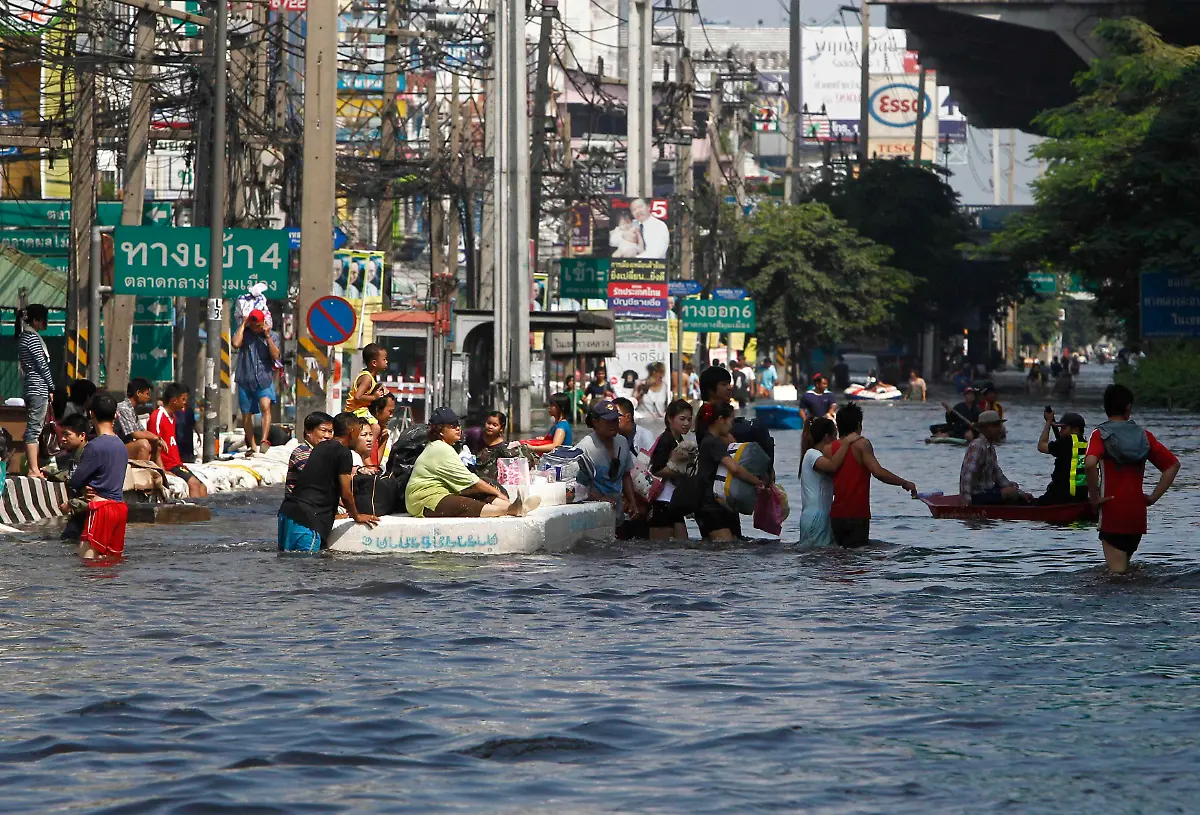 2011-10-24T094354Z-01-BAN15-RTRMDNP-3-THAILAND-FLOODS-JPG178640041429845081