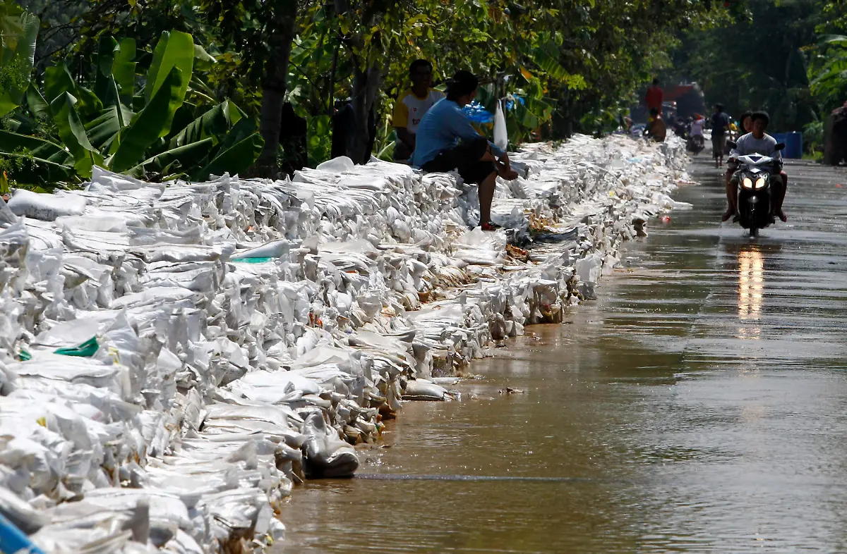 2011-10-19T110830Z-01-BAN14-RTRMDNP-3-THAILAND-FLOODS-JPG289246835755780469