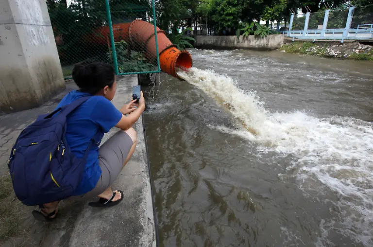 2011-10-20T105555Z-01-BAN209-RTRMDNP-3-THAILAND-JPG5271137316501432134