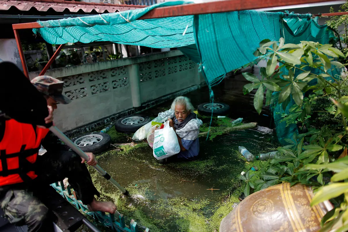 2011-10-21T125845Z-01-DSB25-RTRMDNP-3-THAILAND-FLOODS-JPG864066227262939986
