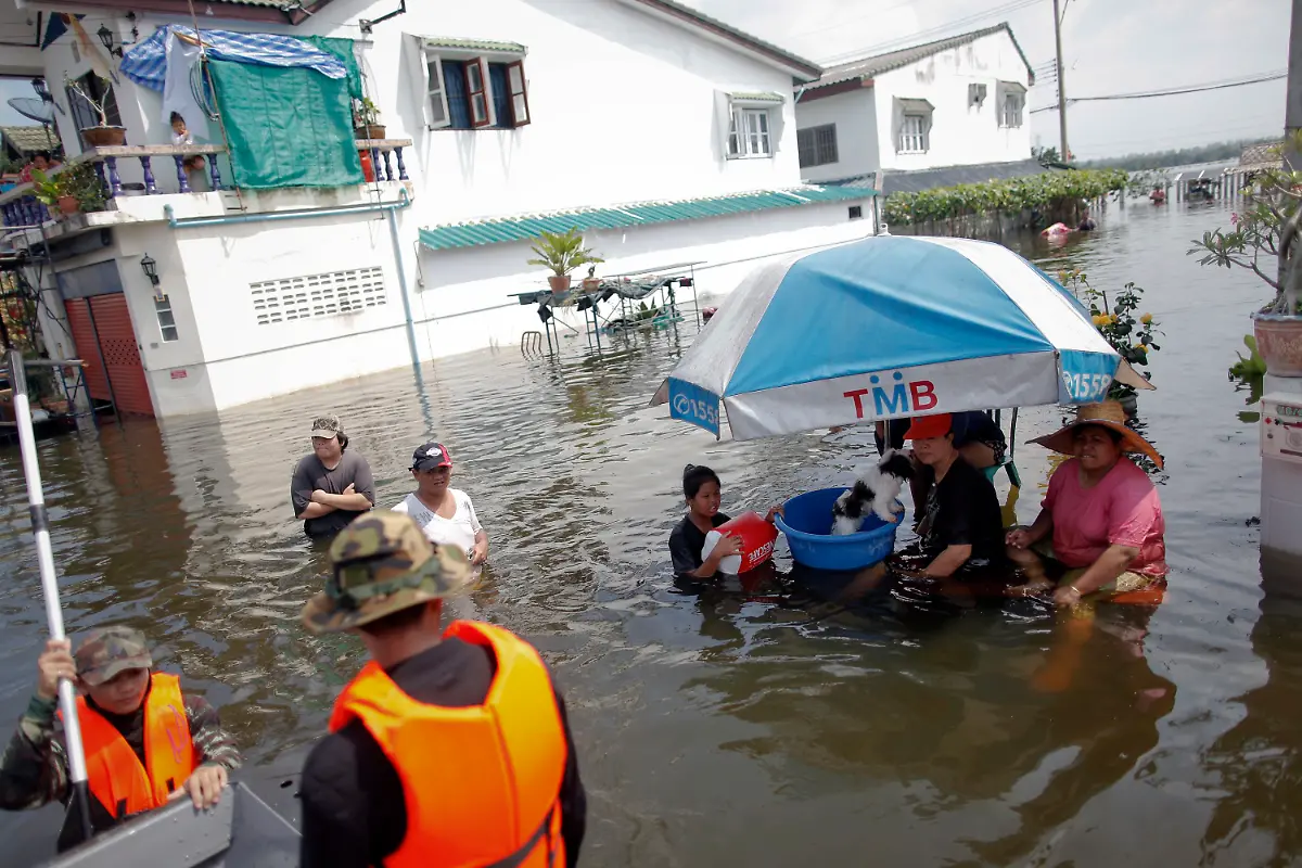 2011-10-21T132530Z-01-DSB19-RTRMDNP-3-THAILAND-FLOODS-JPG6917051763573619165