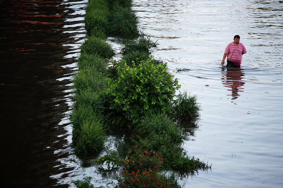 2011-10-23T135614Z-01-DSB30-RTRMDNP-3-THAILAND-FLOODS-JPG3144692786230387299