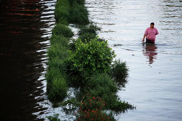 2011-10-23T135614Z-01-DSB30-RTRMDNP-3-THAILAND-FLOODS-JPG3144692786230387299