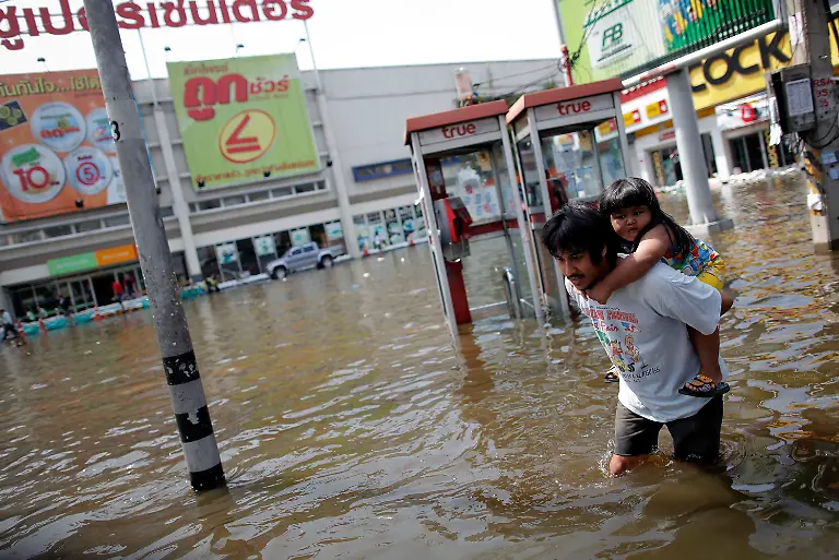 2011-10-23T125739Z-01-DSB19-RTRMDNP-3-THAILAND-FLOODS-JPG266879572380827467