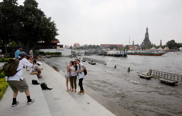 2011-10-24T072506Z-01-BAN205-RTRMDNP-3-THAILAND-FLOODS-JPG5180112494446950886