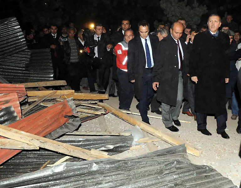 2011-10-23T233531Z-01-IST39-RTRMDNP-3-TURKEY-QUAKE-ERDOGAN-JPG663205340750990343