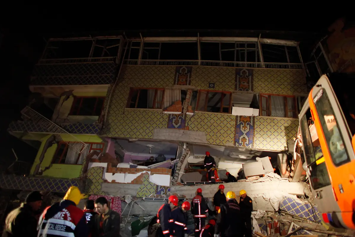 2011-10-24T002201Z-01-IST46-RTRMDNP-3-TURKEY-QUAKE-JPG5372691078204371966