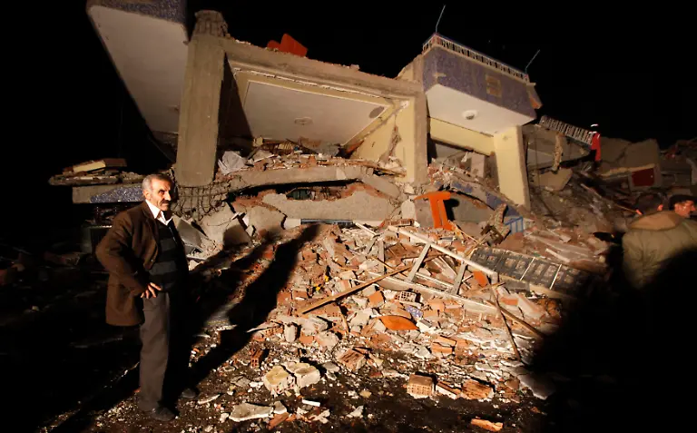 2011-10-23T171527Z-01-IST21-RTRMDNP-3-TURKEY-QUAKE-JPG8356629691133590931