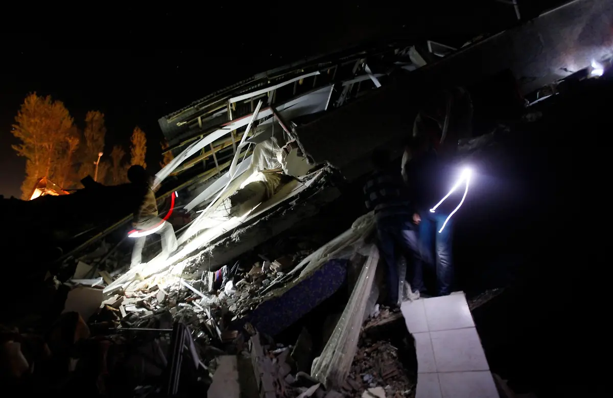 2011-10-23T172722Z-01-IST23-RTRMDNP-3-TURKEY-QUAKE-JPG5958978255869784520