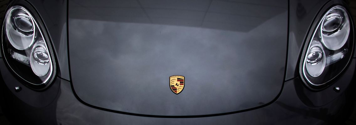Wäre diese Motorhaube beweglich wie eine menschliche Stirn, dann trüge sie wohl tiefe Sorgenfalten.