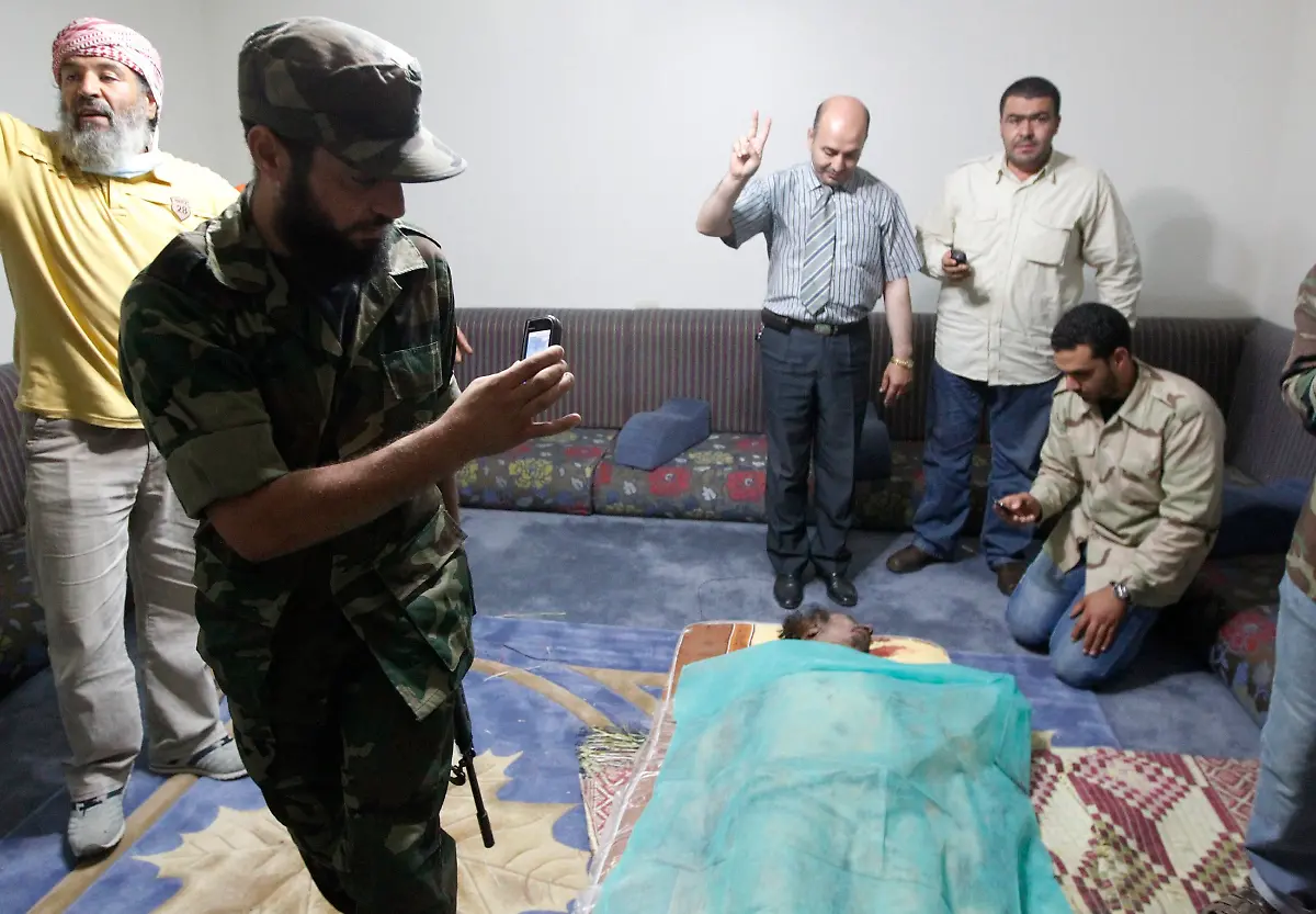 2011-10-20T225128Z-01-LIB17-RTRMDNP-3-LIBYA-JPG5257246489411998855