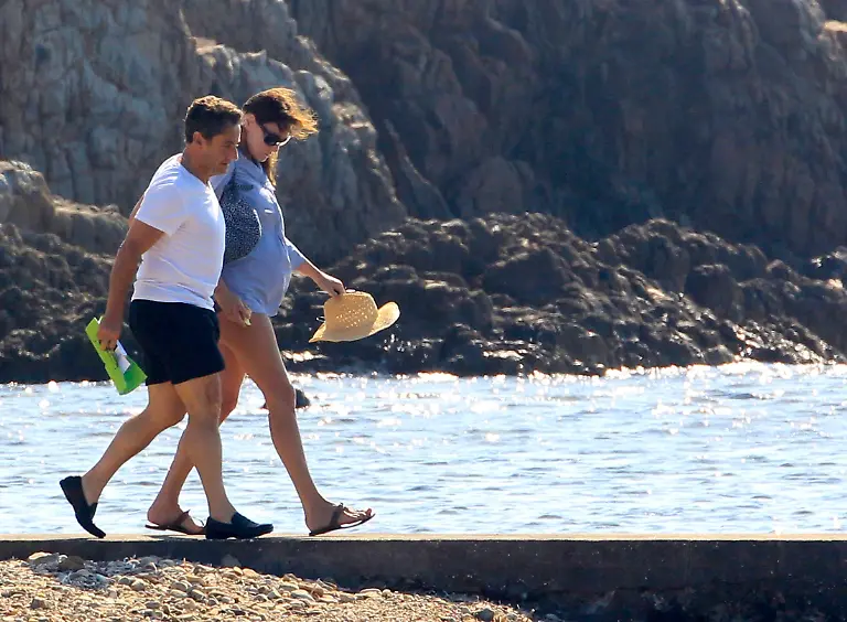 2011-10-19T203923Z-01-JPP28-RTRMDNP-3-FRANCE-BRUNI-BIRTH-JPG3687763007677758840