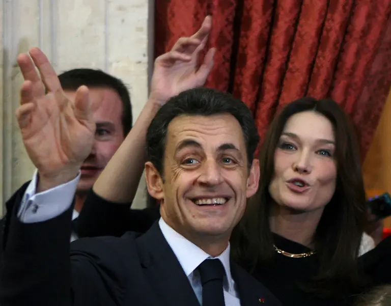 2011-10-19T210005Z-01-PAR124-RTRMDNP-3-FRANCE-JPG5170922737202465458