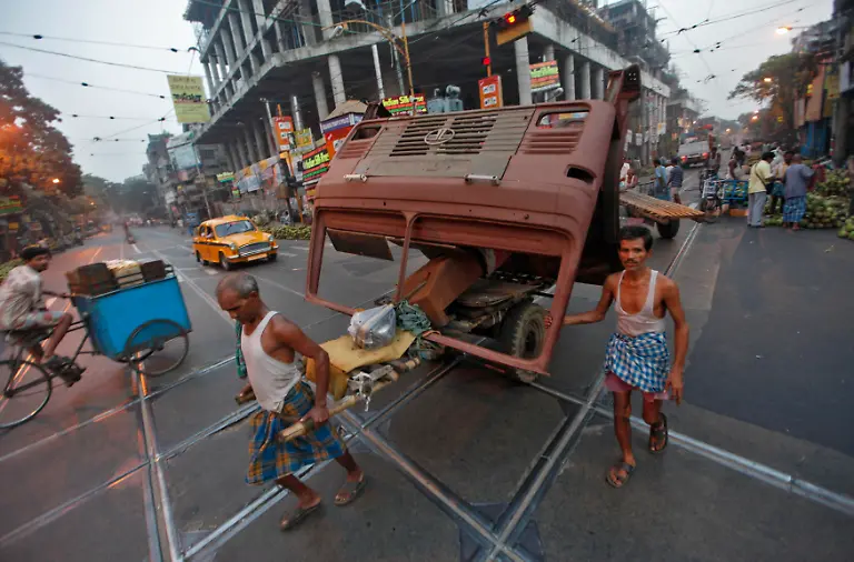 2011-10-20T065559Z-01-DEL01-RTRMDNP-3-INDIA-ECONOMY-INFLATION-JPG1169461867153913592