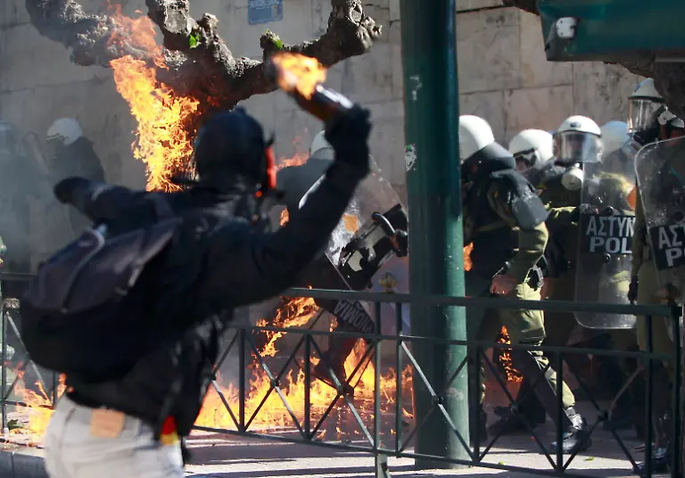 2011-10-19T142258Z-01-YH18-RTRMDNP-3-GREECE-CLASHES-JPG4499959160008794106