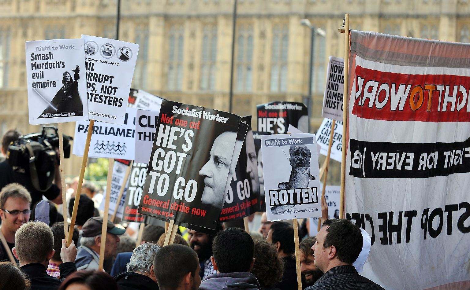 Dienstag, 19. Juli 2011. Mit Spannung wird der Auftritt des Medienmoguls Rupert Murdoch vor dem britischen Unterhaus erwartet.