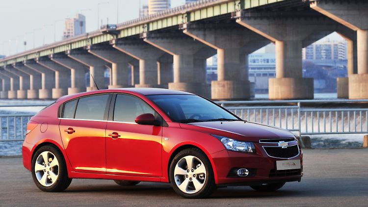 Der Chevrolet Cruze macht dem Opel Astra Konkurrenz.