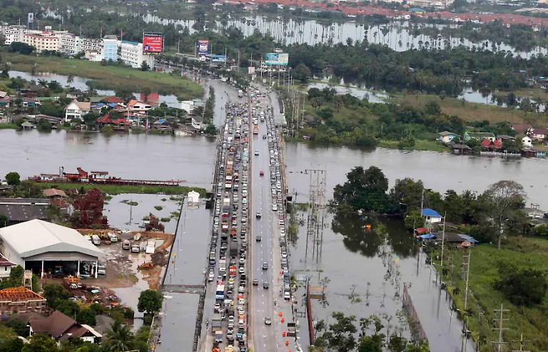 2011-10-14T123648Z-01-BAN204-RTRMDNP-3-THAILAND-FLOODS-JPG8071360039272979941
