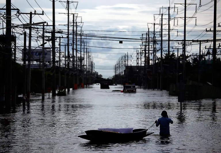 2011-10-15T121433Z-01-DSB20-RTRMDNP-3-THAILAND-FLOODS-JPG9114231438659749931