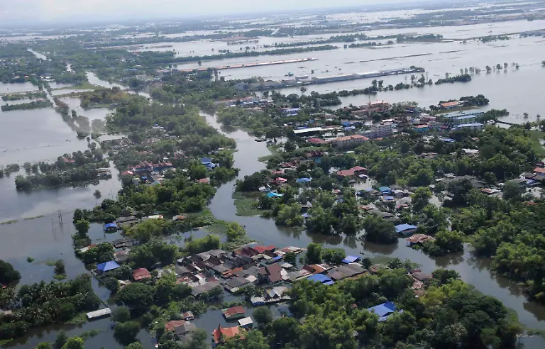 2011-10-15T152942Z-01-BAN206-RTRMDNP-3-THAILAND-FLOODS-JPG4698567346587723611