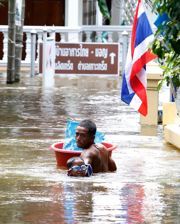 2011-10-16T072802Z-01-BAN211-RTRMDNP-3-THAILAND-FLOODS-JPG3033726036047829642
