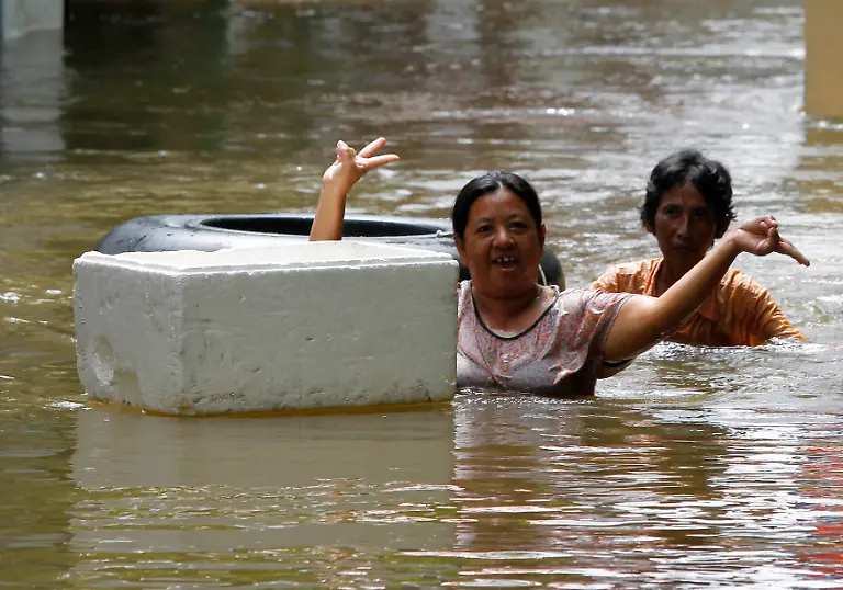 2011-10-16T090637Z-01-BAN212-RTRMDNP-3-THAILAND-FLOODS-JPG8111278020470909626