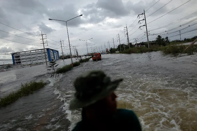 2011-10-16T141842Z-01-DSB24-RTRMDNP-3-THAILAND-FLOODS-JPG6257894696028580666