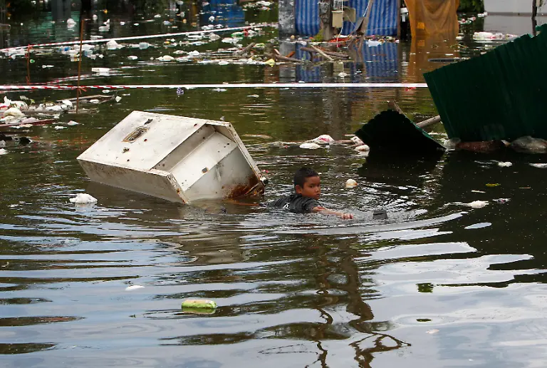 2011-10-17T065001Z-01-BAN10-RTRMDNP-3-THAILAND-FLOODS-JPG1339343009296104547
