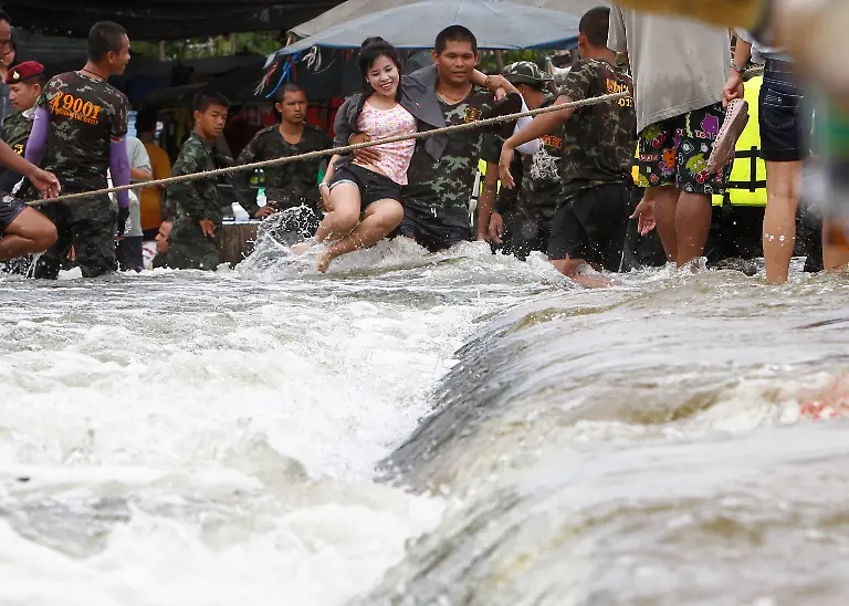2011-10-17T064755Z-01-BAN04-RTRMDNP-3-THAILAND-FLOODS-JPG489234544811124038