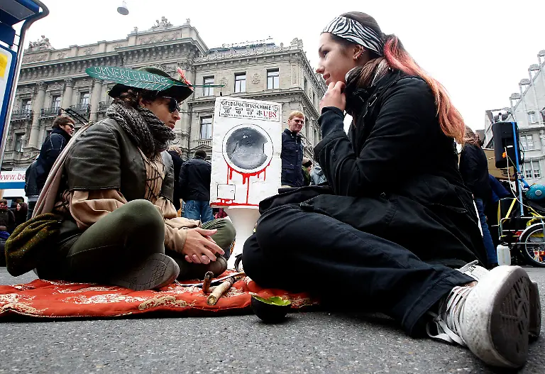 2011-10-15T113045Z-01-CHM04-RTRMDNP-3-SWITZERLAND-JPG8555211141185892414