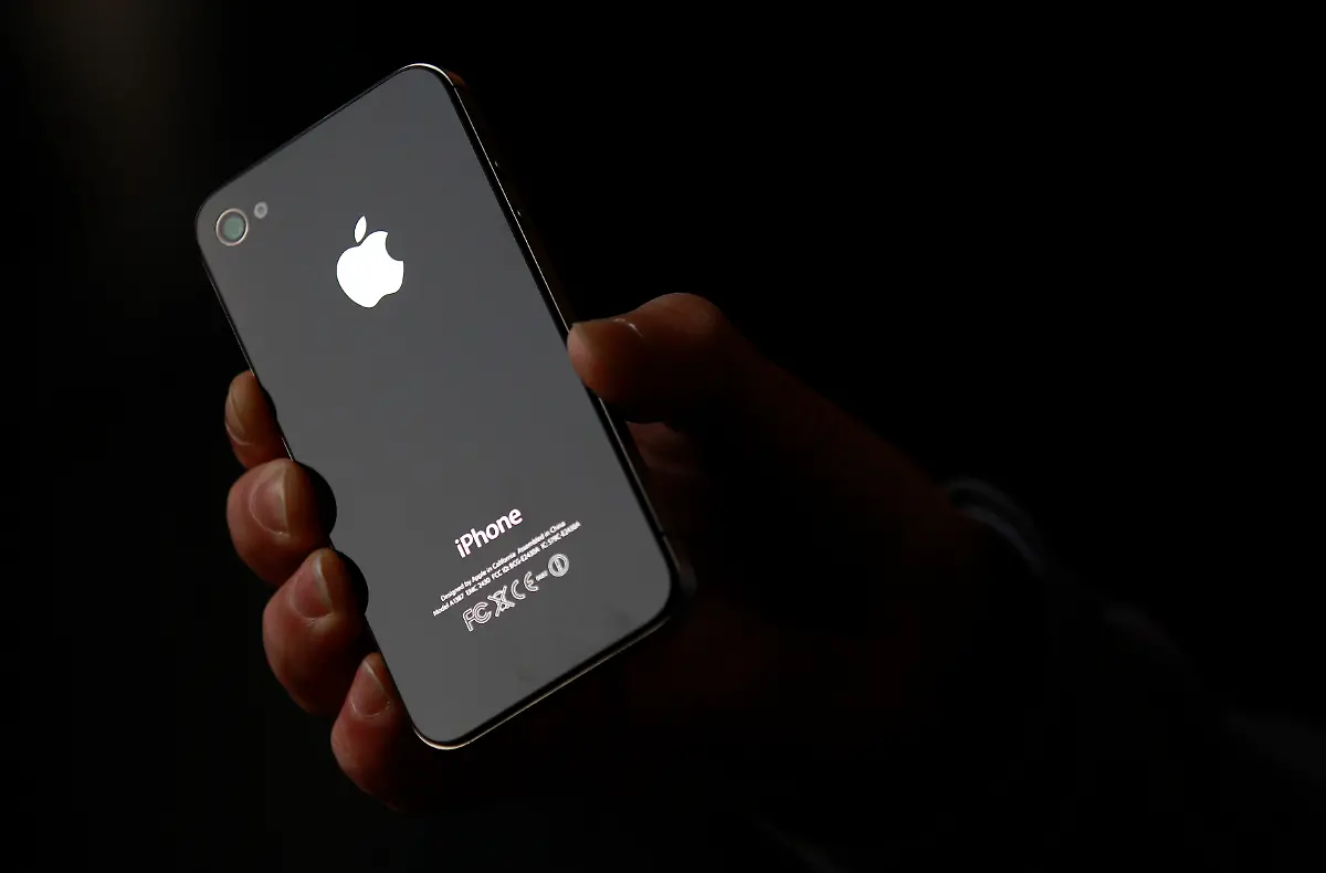 2011-10-14T094713Z-01-SLP108-RTRMDNP-3-APPLE-IPHONE4S-LAUNCH-JPG2365148382305013155