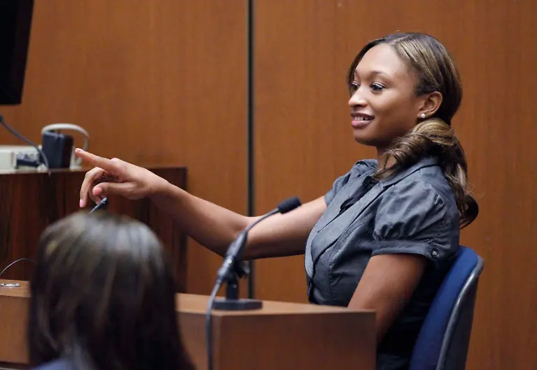 2011-10-04T181353Z-01-LOA04-RTRMDNP-3-PEOPLE-MICHAELJACKSON-JPG8567503724924337173