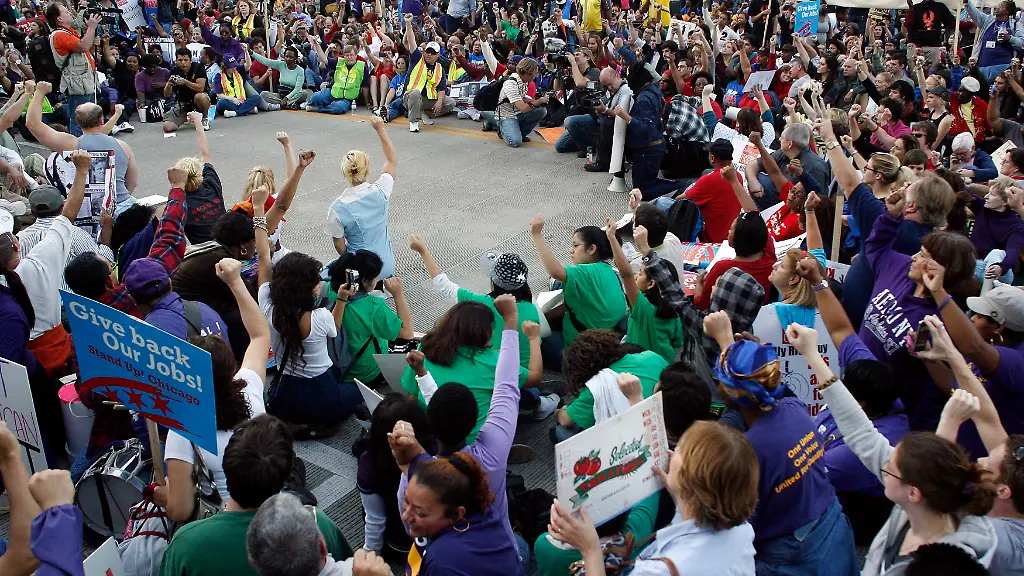 2011-10-11T003055Z-01-CHI09-RTRMDNP-3-WALLSTREET-PROTESTS-CHICAGO-JPG1794785791463724750