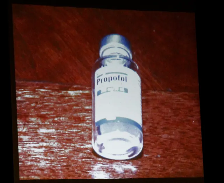 2011-10-06T015929Z-01-LOA36-RTRMDNP-3-PEOPLE-MICHAELJACKSON-JPG4841097482193128644