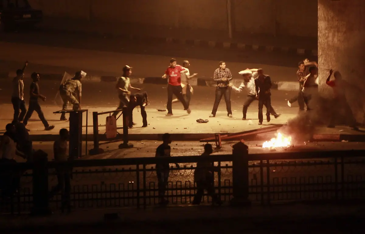2011-10-09T211021Z-01-AMR18-RTRMDNP-3-EGYPT-COPTS-CLASHES-JPG972233544655560175