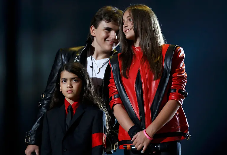 2011-10-08T190408Z-01-CAR114-RTRMDNP-3-PEOPLE-MICHAELJACKSON-CONCERT-JPG4740697765641565621