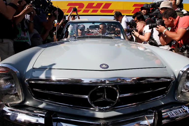 2011-10-09T050829Z-01-SUZ11-RTRMDNP-3-MOTOR-RACING-PRIX-JPG307637345321827395