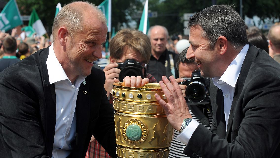 Noch gehört er ihnen: Bremens Trainer Thomas Schaaf, Manager Klaus Allofs und der DFB-Pokal.