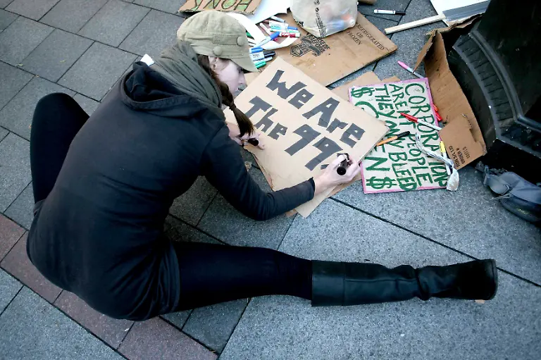 2011-10-06T222023Z-01-SEA08-RTRMDNP-3-OccupySeattle-JPG5235785506579476759