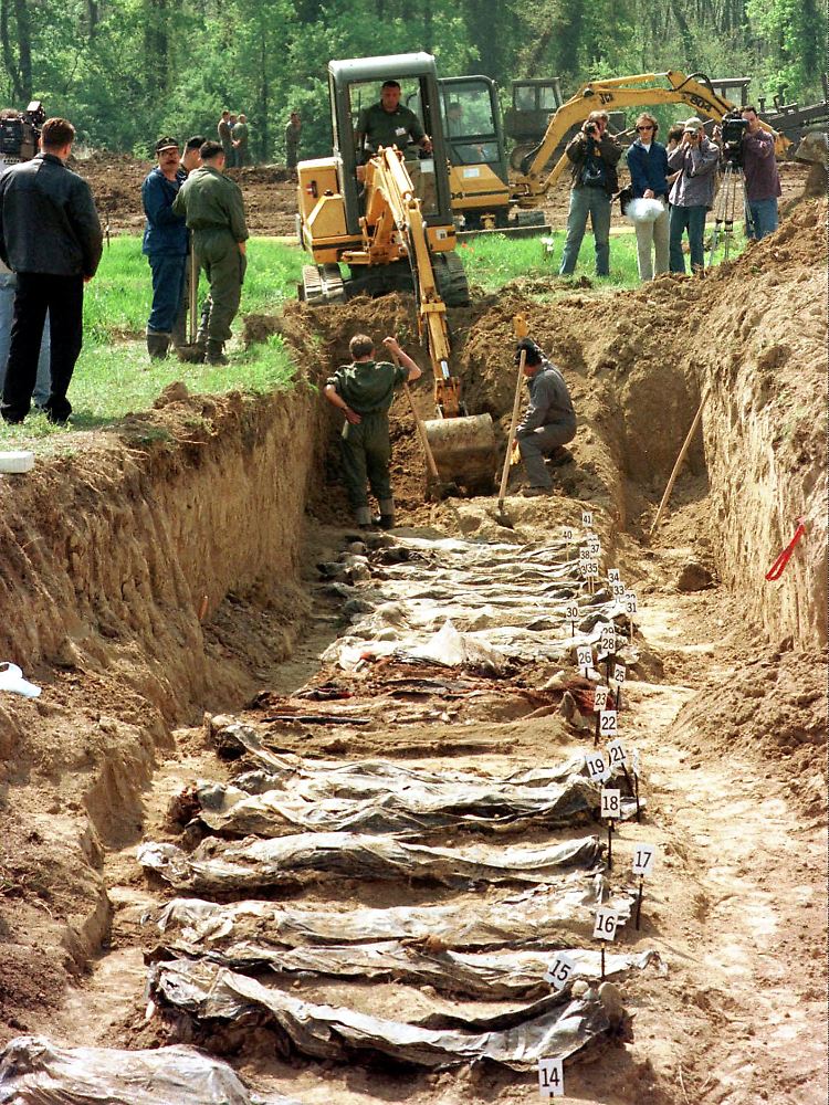1998 wurde in Ovcara in der Nähe von Vukovar die Überreste der Opfer aus einem Massengab exhumiert.