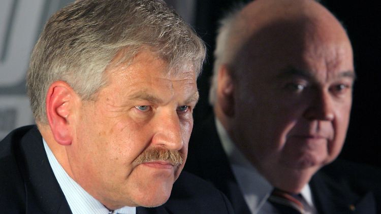 Der Vorsitzende der DVU, Gerhard Frey (r), und der Vorsitzende der NPD, Udo Voigt.